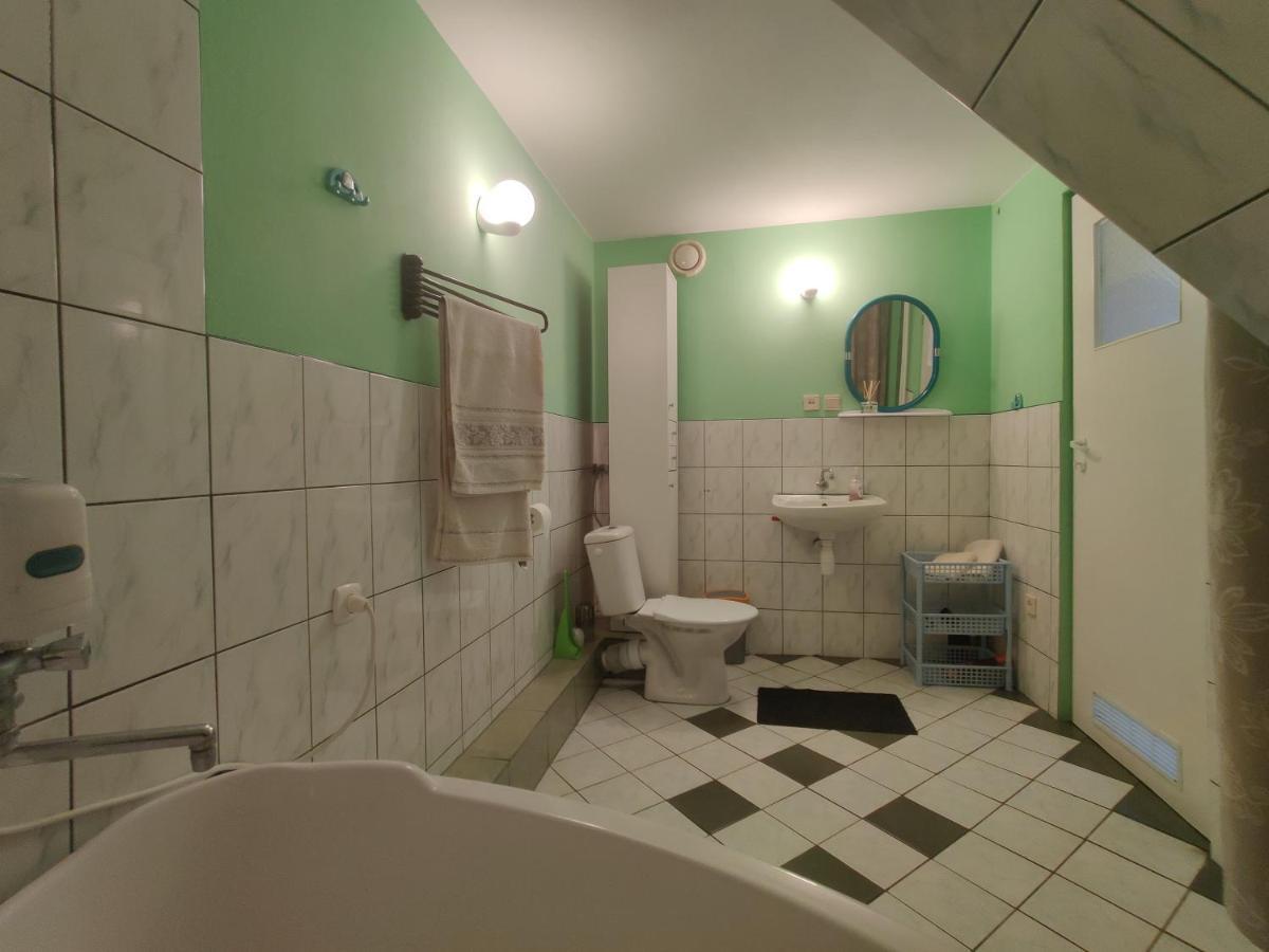 Hotel Przy Winogronie à Uherce Mineralne Extérieur photo